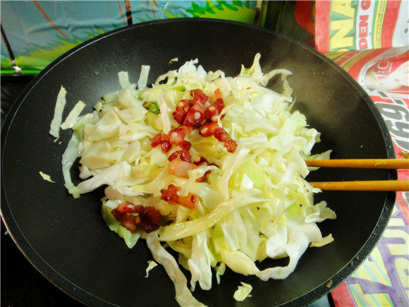 腊肉炒全麦面步骤6