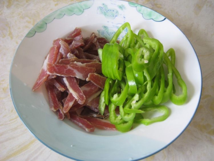 青椒豇豆炒腊肉步骤2
