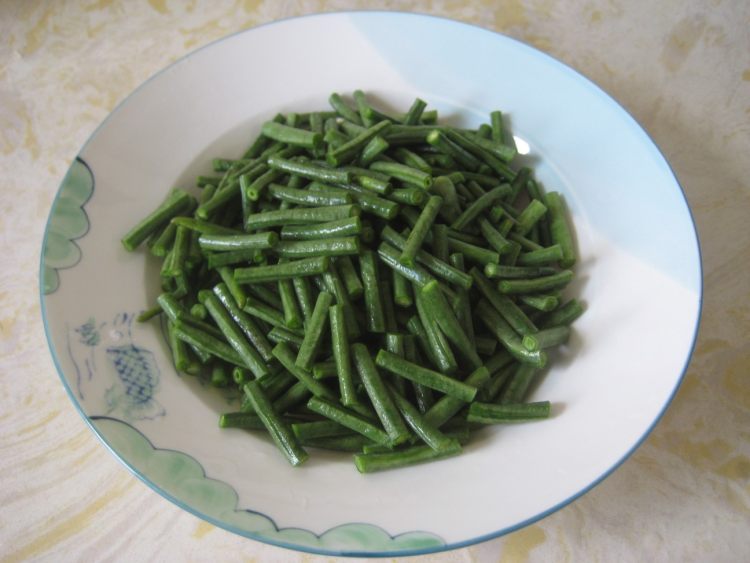 青椒豇豆炒腊肉步骤1