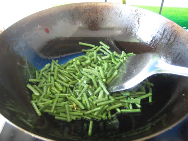 青椒豇豆炒腊肉步骤5