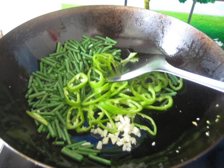 青椒豇豆炒腊肉步骤6