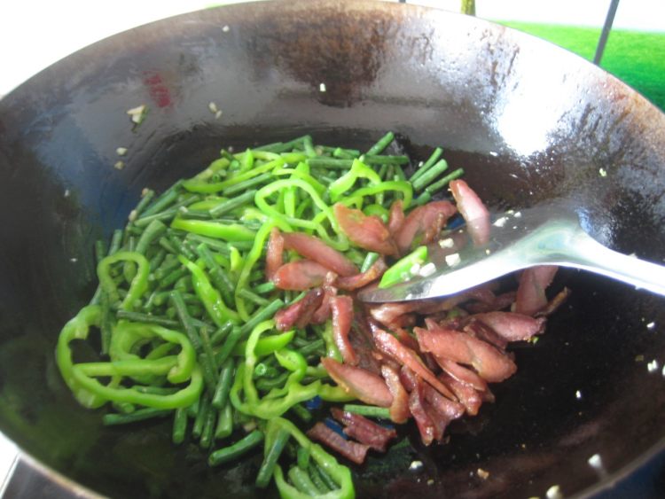 青椒豇豆炒腊肉步骤7