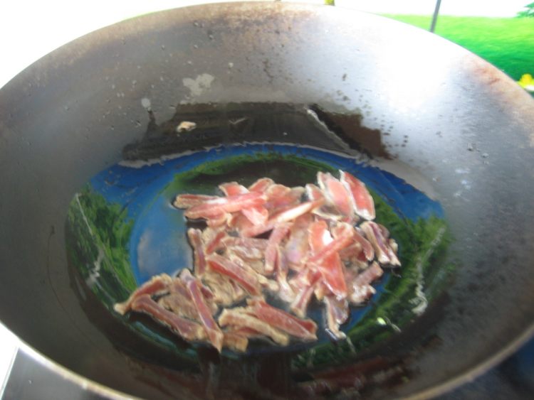 青椒豇豆炒腊肉步骤3