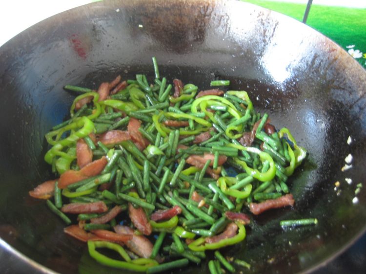青椒豇豆炒腊肉步骤9