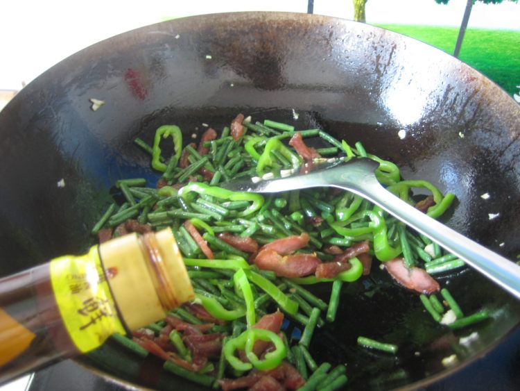 青椒豇豆炒腊肉步骤8