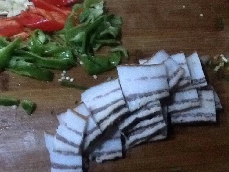 韭菜炒腊肉步骤1