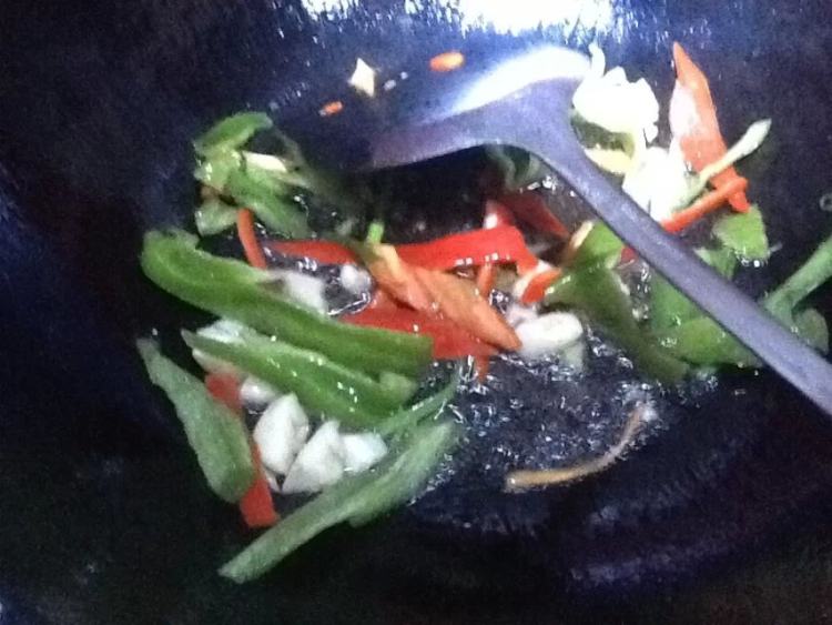 韭菜炒腊肉步骤5