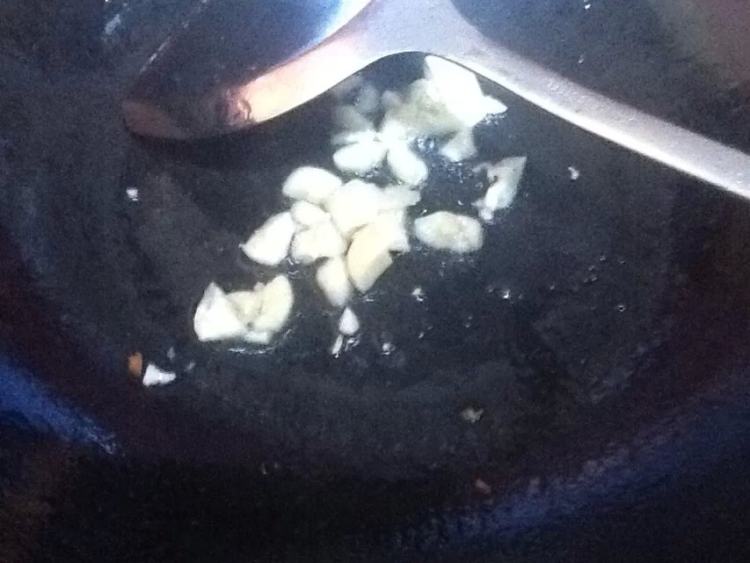 腊肉蘑菇步骤4
