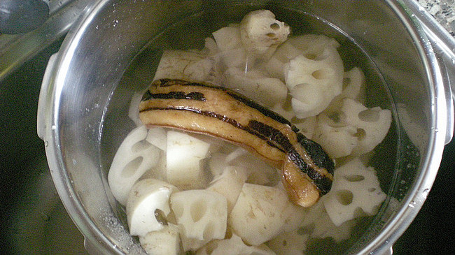 腊肉煲莲藕步骤3