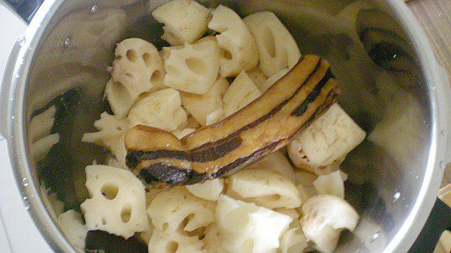 腊肉煲莲藕步骤2