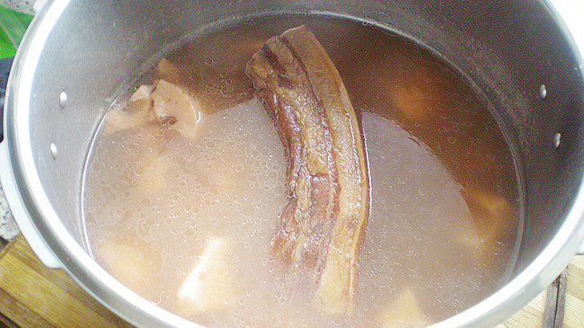 腊肉煲莲藕步骤5