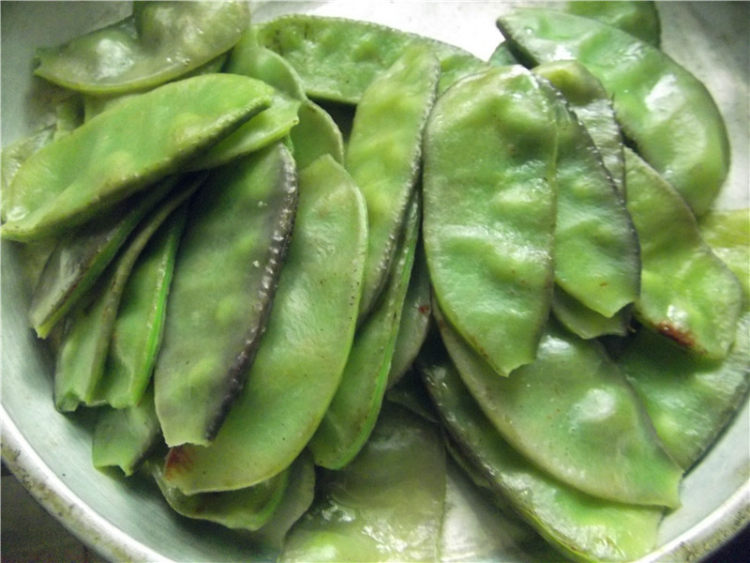 膨皮豆白菜炒腊肉步骤2