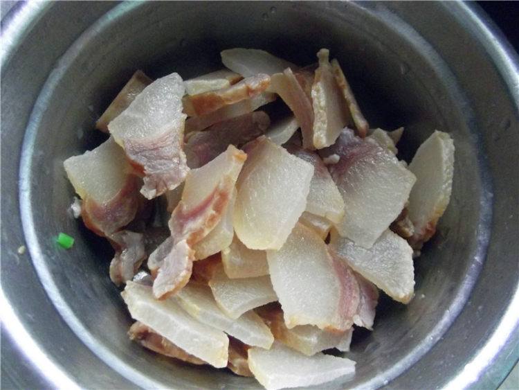 膨皮豆白菜炒腊肉步骤4