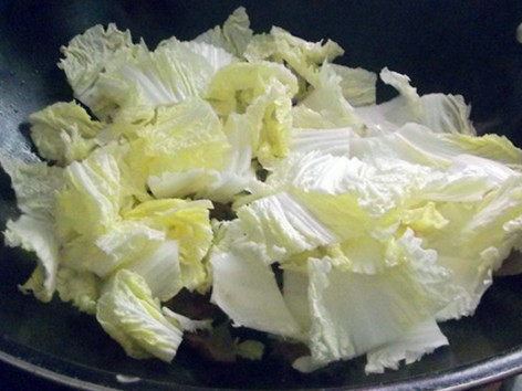 膨皮豆白菜炒腊肉步骤6