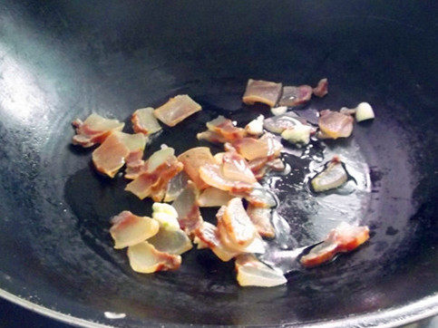 膨皮豆白菜炒腊肉步骤5