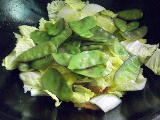 膨皮豆白菜炒腊肉步骤7