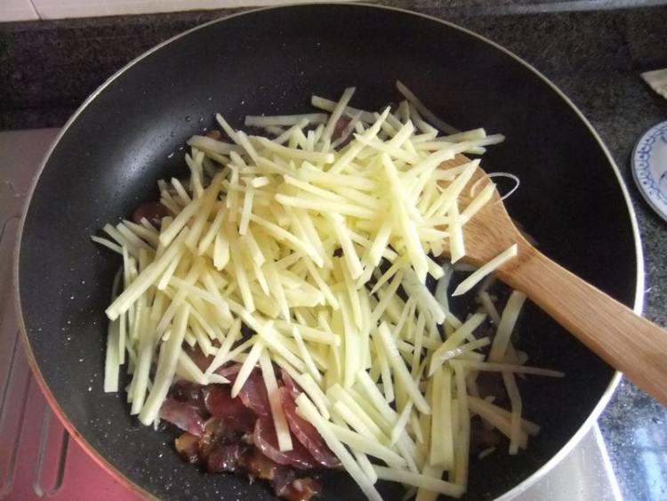 腊味炒三丝步骤6