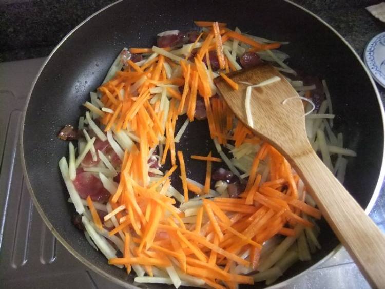 腊味炒三丝步骤7
