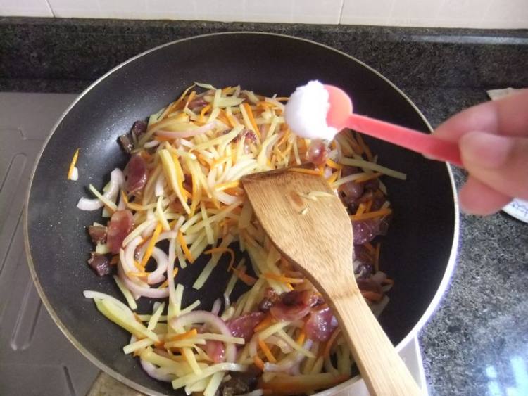 腊味炒三丝步骤9