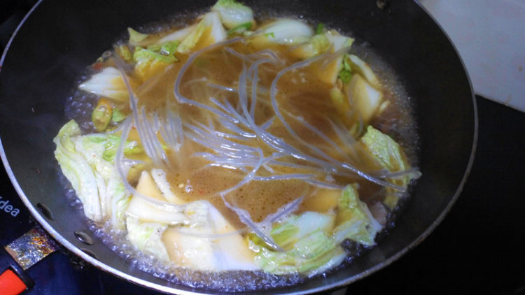 白菜腊肉炖粉条步骤11