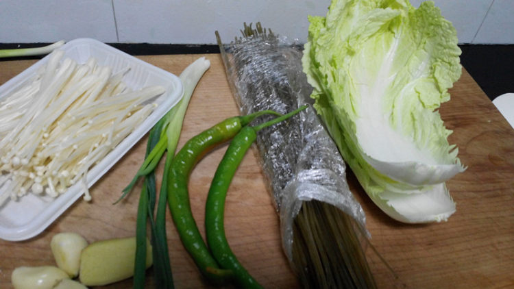 白菜腊肉炖粉条步骤1