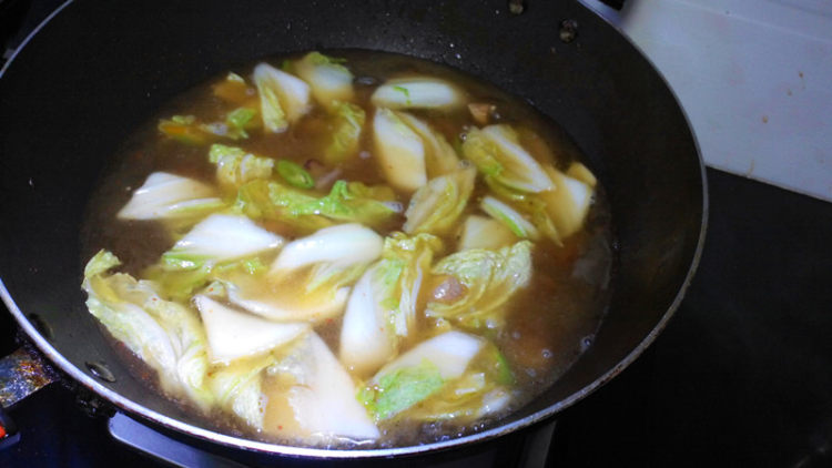 白菜腊肉炖粉条步骤10