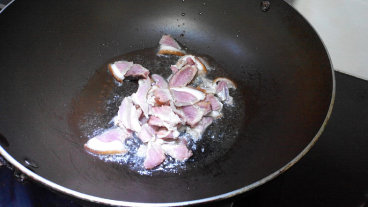 白菜腊肉炖粉条步骤2