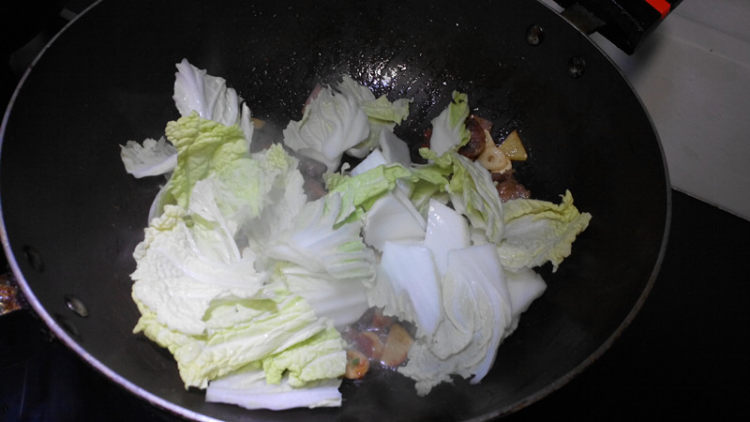 白菜腊肉炖粉条步骤7