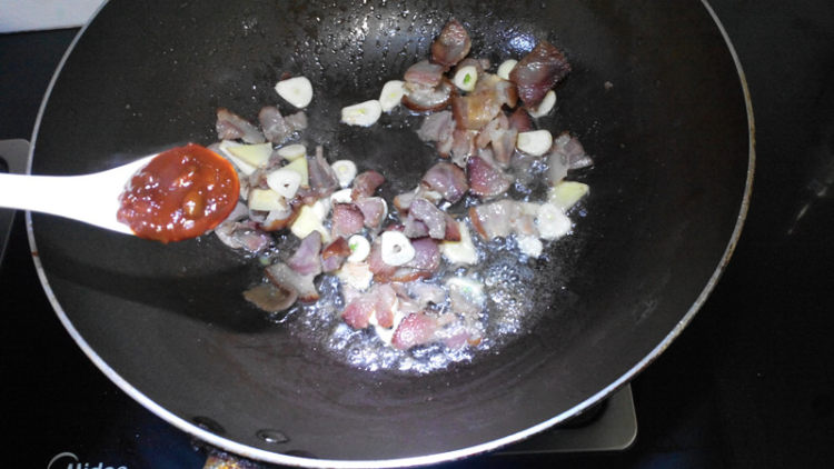 白菜腊肉炖粉条步骤6