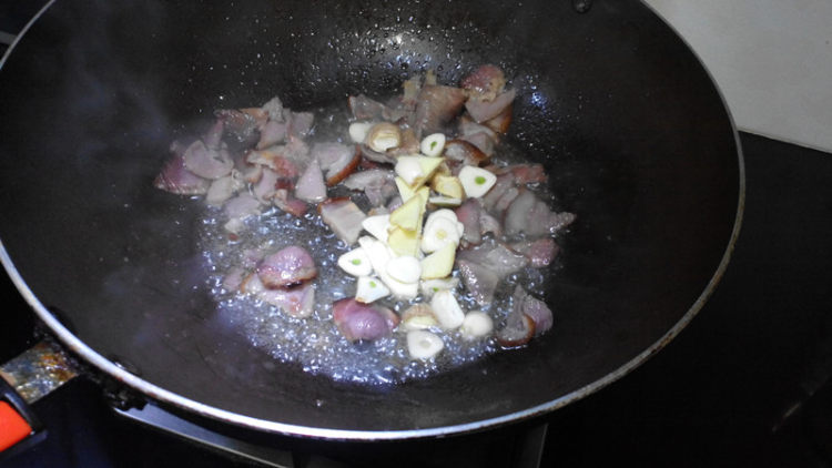 白菜腊肉炖粉条步骤5