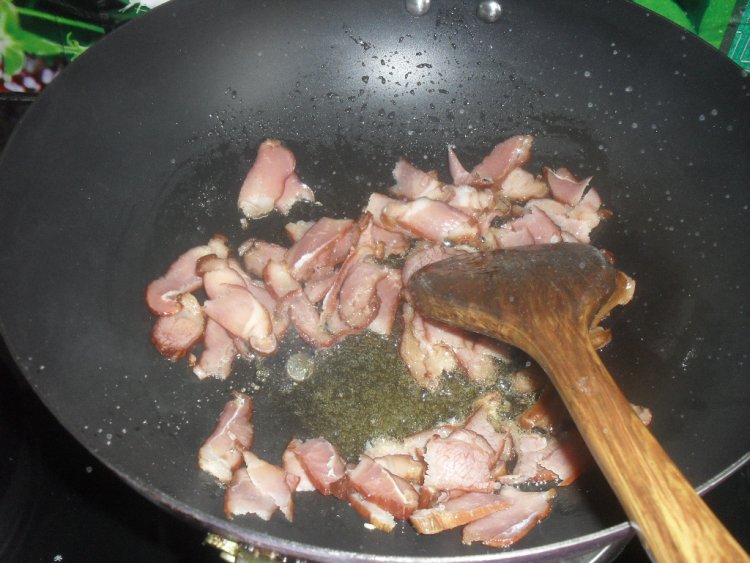 腊肉烧小白菜步骤3