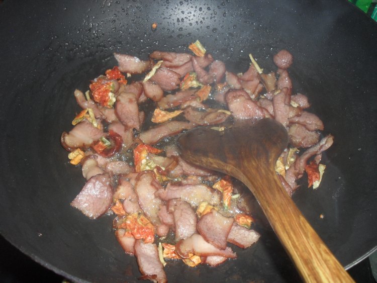 腊肉烧小白菜步骤4