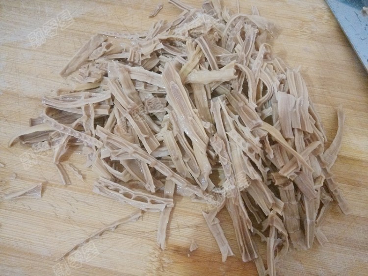 青椒腊肉炒笋干步骤2