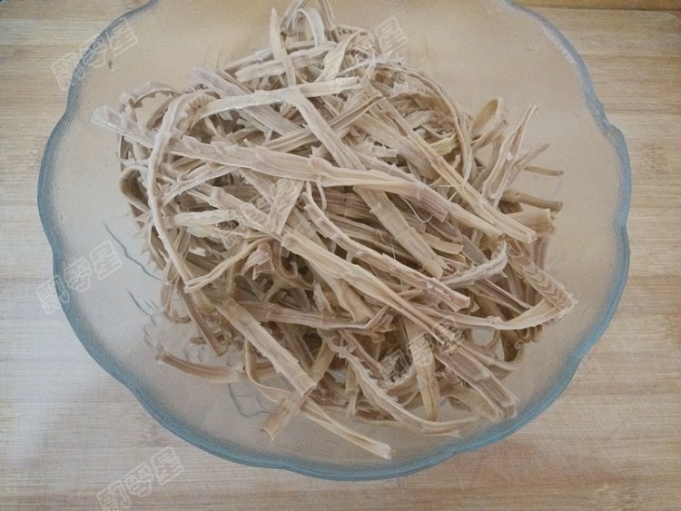 青椒腊肉炒笋干步骤1