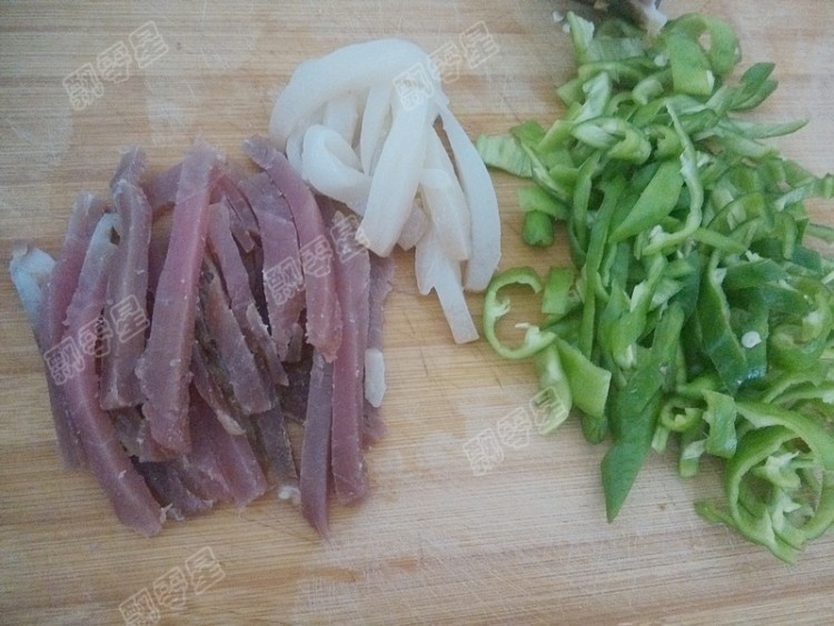 青椒腊肉炒笋干步骤5