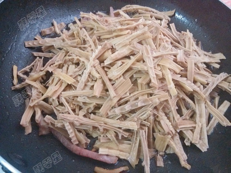 青椒腊肉炒笋干步骤9