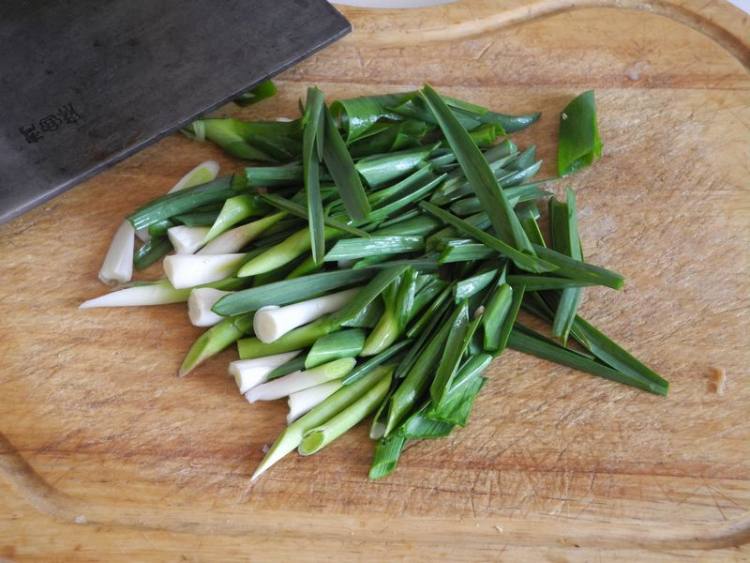 蒜苗豆干炒腊肉步骤3