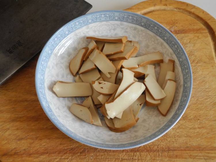 蒜苗豆干炒腊肉步骤1