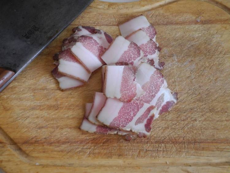 蒜苗豆干炒腊肉步骤2