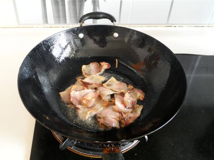 蒜苗豆干炒腊肉步骤6