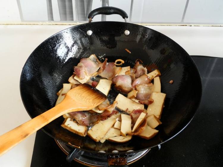 蒜苗豆干炒腊肉步骤8