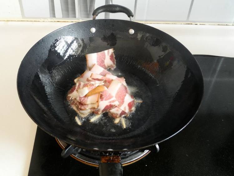蒜苗豆干炒腊肉步骤5