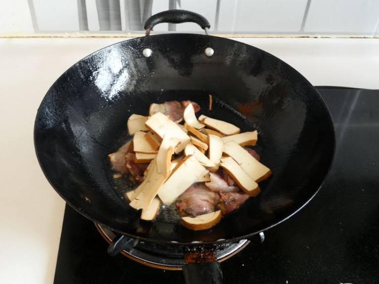 蒜苗豆干炒腊肉步骤7
