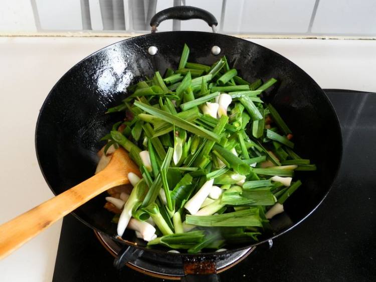 蒜苗豆干炒腊肉步骤9