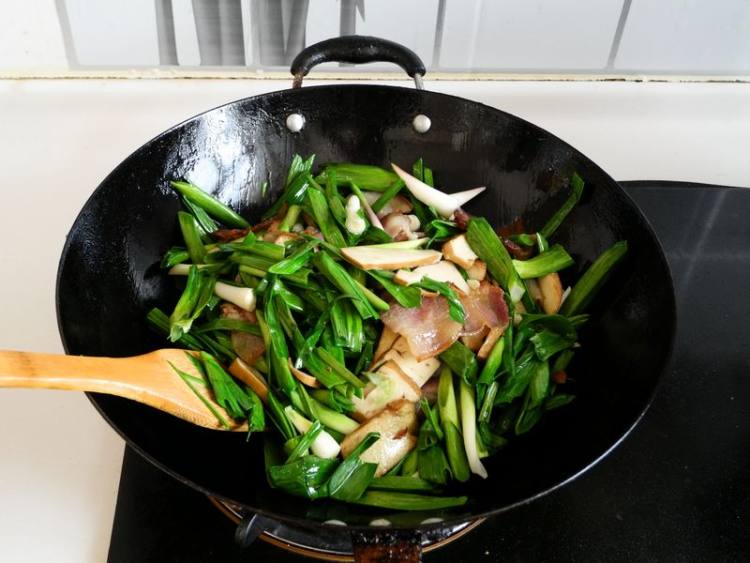 蒜苗豆干炒腊肉步骤10