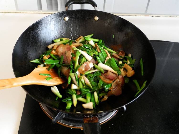 蒜苗豆干炒腊肉步骤11