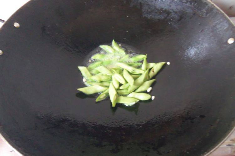 红椒四季豆炒腊肉步骤4