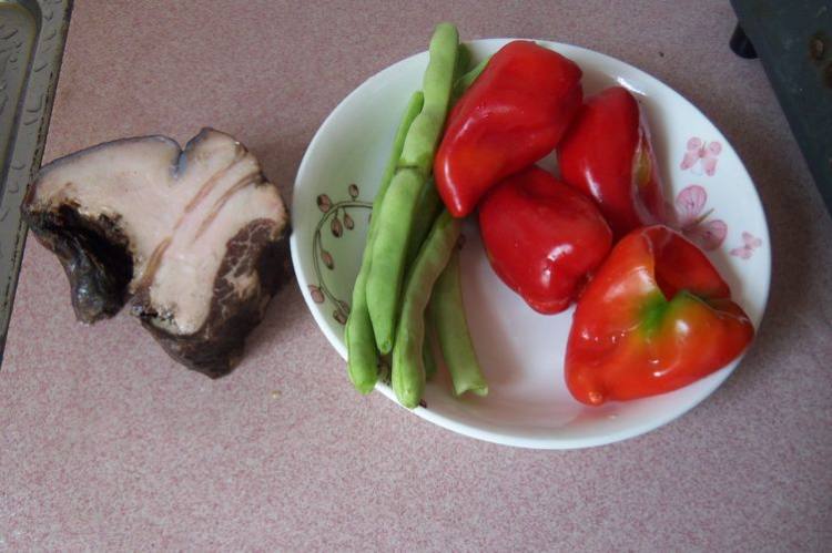 红椒四季豆炒腊肉步骤1