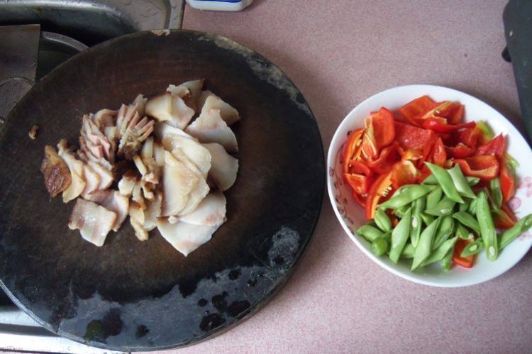 红椒四季豆炒腊肉步骤3