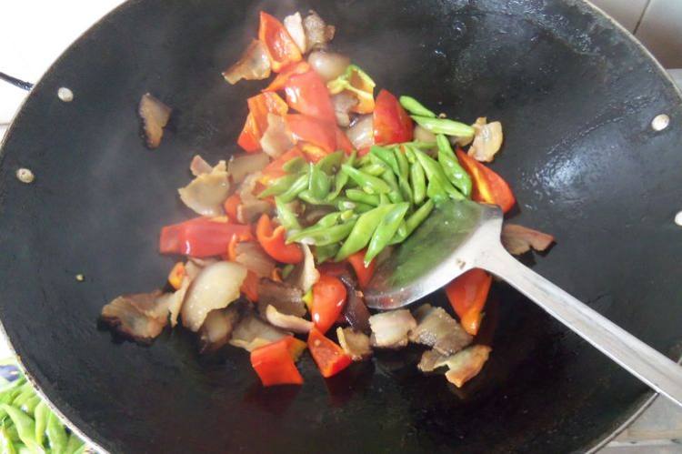 红椒四季豆炒腊肉步骤7